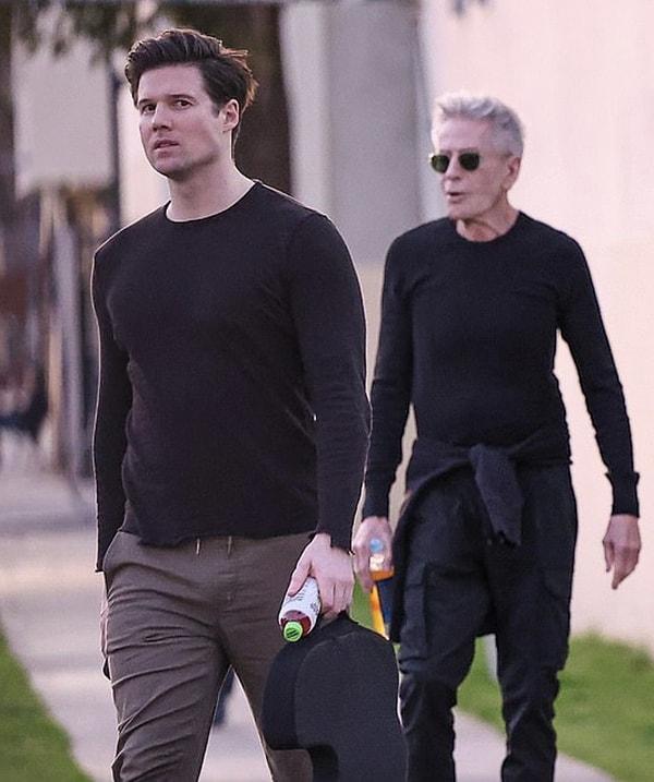 80 yaşındaki Calvin Klein, uzun süredir birlikte olduğu erkek arkadaşı 35 yaşındaki Kevin Baker ile bu hafta Los Angeles, Kaliforniya'da gezerken görüntülendi.