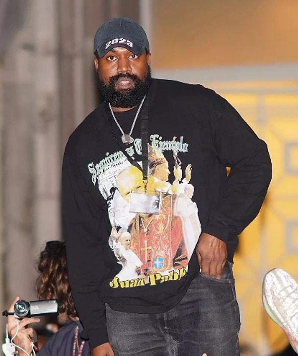 3. Kanye West, TMZ tarafından kaydedilen bir videoya göre, Pazartesi günü Hollywood Bulvarı'ndaki Charlie Wilson'un 'Walk of Fame' törenine giderken bir paparazzinin elinden telefonu agresif bir şekilde kaparak yanıtlamadığı bir soru üzerine sinirlendi. Paparazzi, eşi Bianca Censori'nin "özgür iradeye" sahip olup olmadığını sorduğu sırada olay meydana geldi.