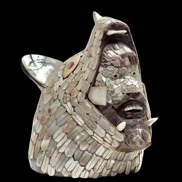 15. Sedef çinilerle kaplanmış, dişleri kemikten ve deniz kabuğundan yapılmış tüylü çakal savaşçısı. (M.S 12. yüzyıl, Toltek uygarlığı, Meksika)