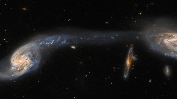 Arp 250a galaksisi üzerine odaklanan bu çarpıcı görüntü, 295 ışık yılı uzunluğundaki bir yıldız akışını sergiliyor.