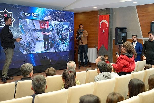 Türkiye'nin ilk astronotu Alper Gezeravcı, Uluslararası Uzay İstasyonu'ndan Diyarbakır'daki öğrencilerin merak ettiği sorularını yanıtladı.