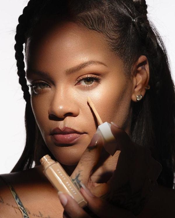Rihanna'nın sadece müzikte değil, aynı zamanda moda ve güzellik sektörlerinde de büyük başarıları oldu. Tanrıça çünkü kendisi her işte bir başarı elde ediyor.🧿