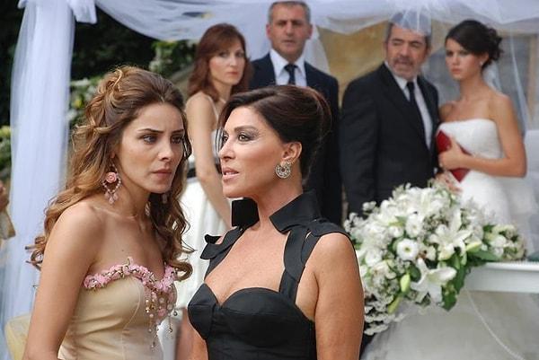 İlk olarak 'Aşk-ı Memnu' dizisinde 'Peyker' karakteriyle yıldızı parlayan güzel oyuncu Nur Fettahoğlu herkesin beğenerek takip ettiği oyunculardan.