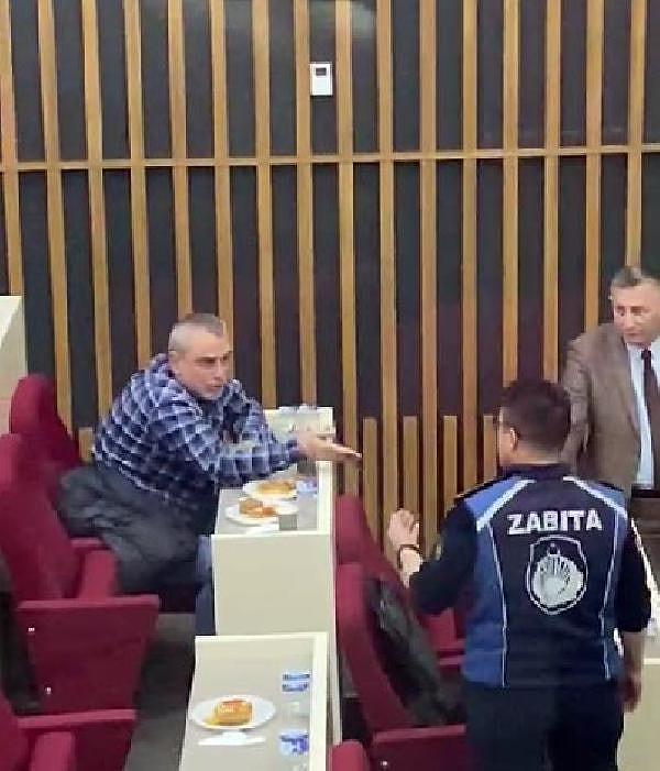 10 dakikalık aranın ardından toplantının başlamasıyla birlikte Başkan Özcan, meclis üyesi Bayrak’ı salondan çıkaramayan zabıta müdürünü görevden aldığını açıkladı.