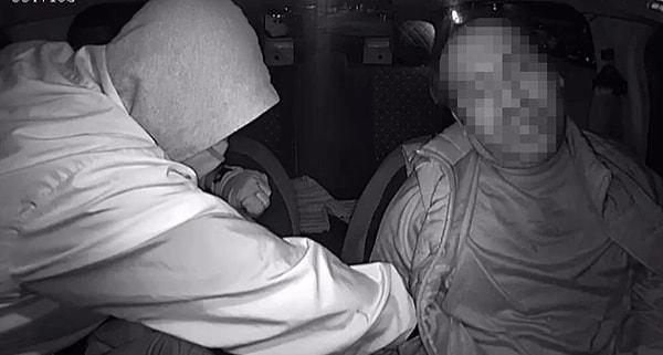 Gaziemir ilçesinde taksi şoförlüğü yapan Oğuz Erge (44), Buca ilçesinde maskeli bir yolcuyu aldıktan sonra aracını hareket ettirdi. Taksi şoförünü bir süre yanlış adreste gezdiren yolcu, daha sonra istediği adrese geldiğini söylerek "Borcumuz ne kadar?" dedi.