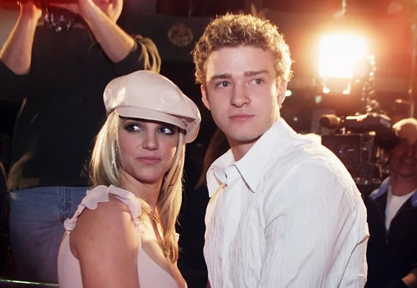 Hadi hep beraber öncelikle bir 25 yıl öncesine gidelim. Britney Spears ve Justin Timberlake sevgili olduklarını açıklamışlardı.