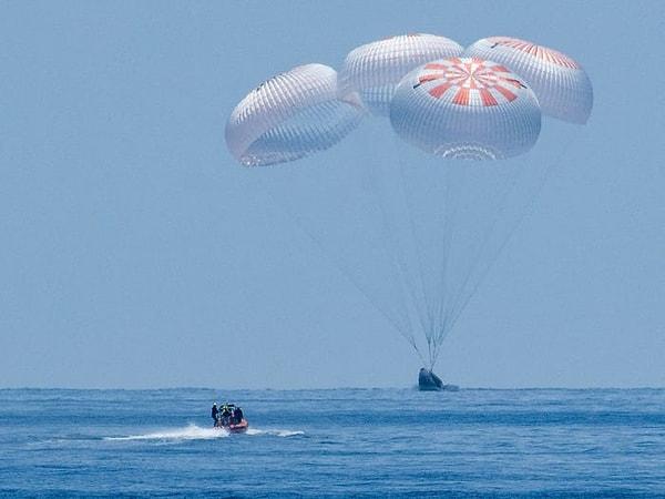 Kapsül ana paraşütlerin açılmasıyla birlikte Atlas Okyanusu veya Meksika Körfezi'ndeki potansiyel iniş noktalarından birine suya iniş yapacak.