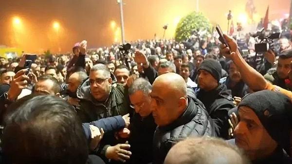 Vatandaşlar ayrıca CHP tarafından yeniden Hatay Büyükşehir Belediye Başkanı adayı gösterilen Lütfü Savaş’ı da protesto etti ve alanda bulunan CHP Genel Başkanı Özgür Özel’e tepki gösterdi.