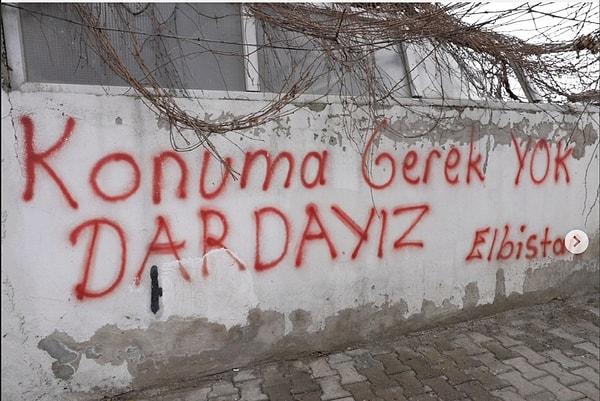 BBC Türkçe, bölgedeki illerde depremden hemen sonra yazılan duvar yazılarını derledi. Burası Elbistan - Kahramanmaraş.