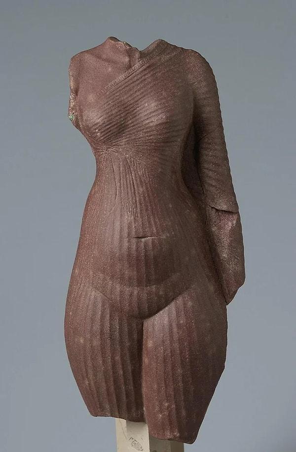 13. Mısır'da bulunan antik bir Nefertiti büstü.
