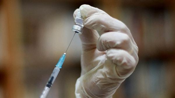 Açıklamada, Sağlık Bakanlığının kızamık virüsünün Yunanistan'da yayılmasını önlemek amacıyla nüfusun aşılanmasına odaklanacak özel bir sağlık ekibi oluşturulmasına karar verdiği bildirildi.