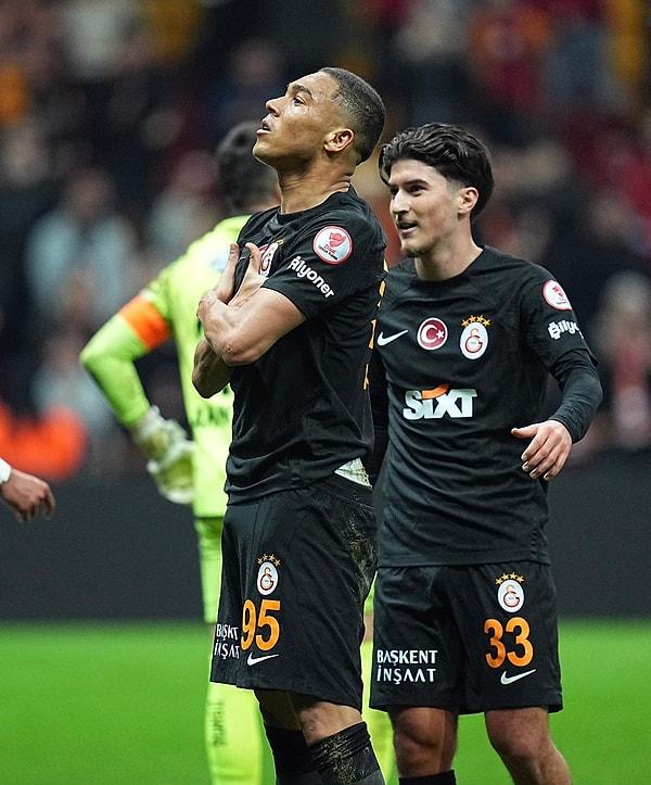 Galatasaray'ın devre arası transfer döneminde Fulham'dan kiraladığı Carlos Vinicius ilk maçında gol atsa da eleştirilerden kaçamadı. 4-2 biten karşılaşmada son sözü Carlos Vinicius söyledi.