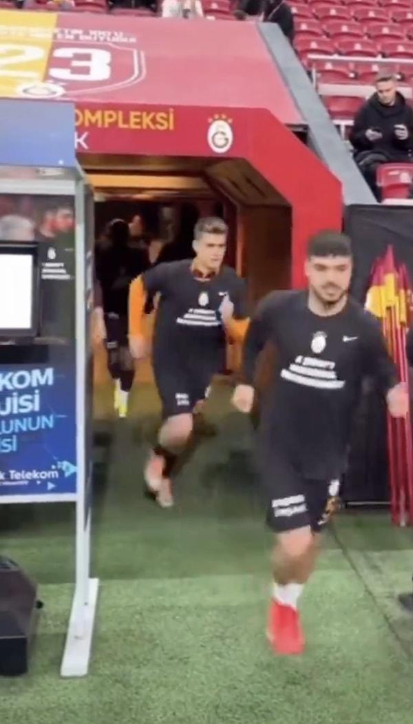 Maç öncesi ısınmaya çıkan Galatasaraylı futbolcular depar atarak sahaya girdi. O anlarda kayıtta olan kameralar Ndombele'ye yöneldi.