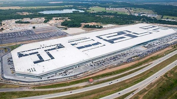 Tesla CEO'su, özellikle Teksas'daki dev fabrikada görev alan mühendisler ve işçiler için, "Çalışanların üretim hattında yaşamasına ihtiyacımız var. Bu oldukça zorlu bir üretim süreci olacak, bu nedenle fabrikada uyumak zorundayız." ifadesini kullandı.