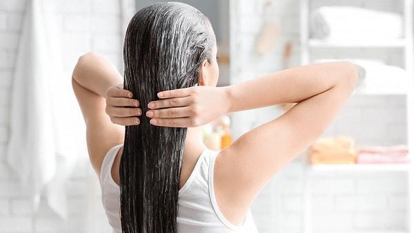1. Saçınıza bakım kremi uyguladıktan sonra sıcak su yerine soğuğa yakın bir suyla saçınızı durulayın. Daha kolay temizlendiğini göreceksiniz.