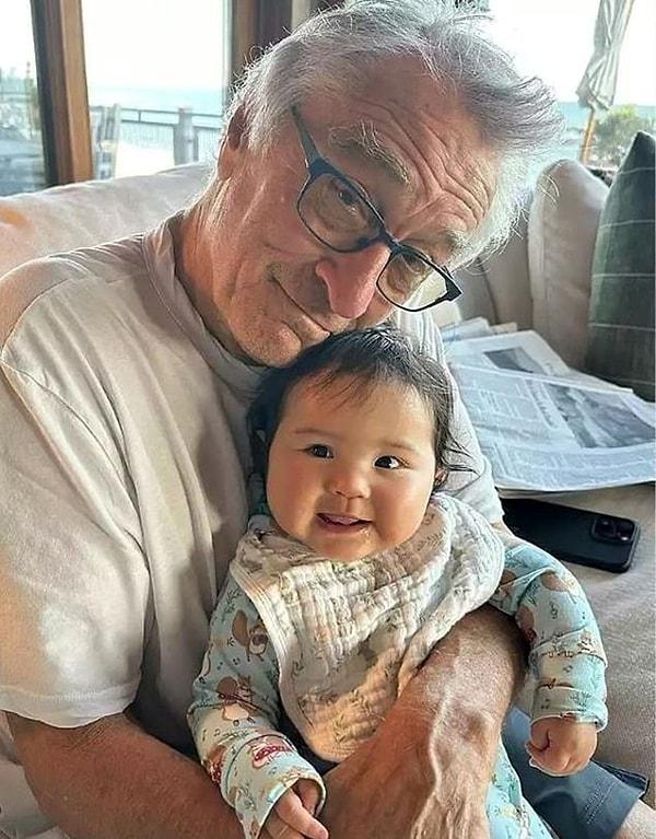 NTV'nin aktardığı habere göre Hollywood'un usta oyuncusu, kızıyla yeni bir fotoğrafını People dergisine paylaştı. Fotoğrafta 80 yaşındaki Robert De Niro'nun kızıyla eğlendiği anları görebilirsiniz.