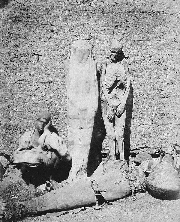 13. 1875'li yıllarda Mısır'da mumya satan bir adam.