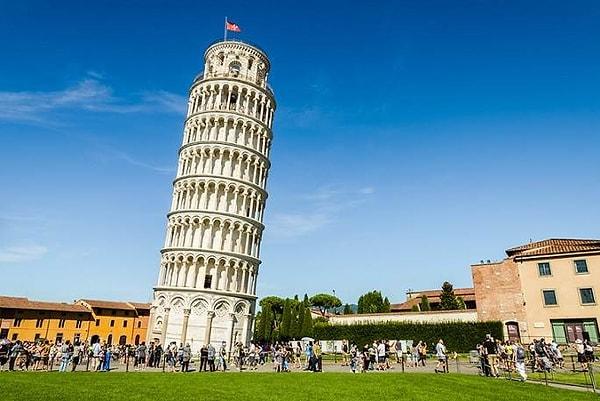 10. İtalya'da bulunan Pisa Kulesi hangi yöne doğru eğilmektedir?