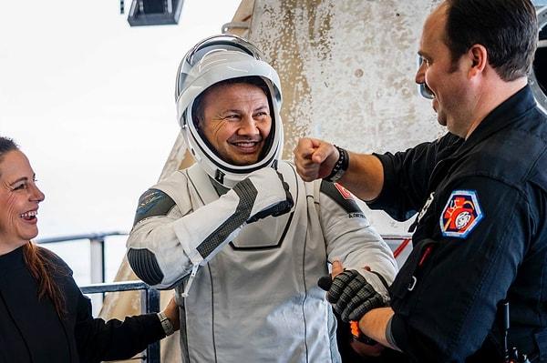İlk Türk astronot Alper Gezeravcı, sosyal medya hesabından bu fotoğrafını paylaşarak "Merhaba Dünya! Ben geldim" notunu düştü.