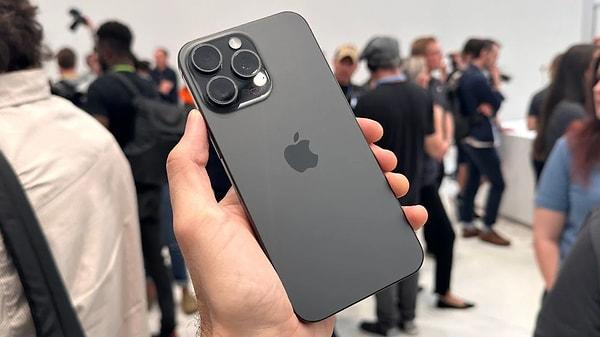 2022 çıkışlı cihazı, henüz eylül ayında satışa sunulmasında rağmen 33 milyon adetlik satış sayısına ulaşmayı başaran iPhone 15 Pro Max modeli takip ediyor.