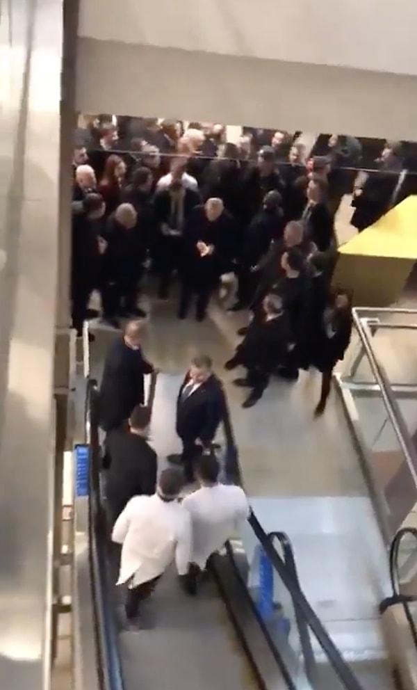 Önden giden Fahrettin Koca ve diğer doktorlar, Erdoğan'ı beklemek için yukarı çıkan yürüyen merdiveni inmeye çalıştılar.