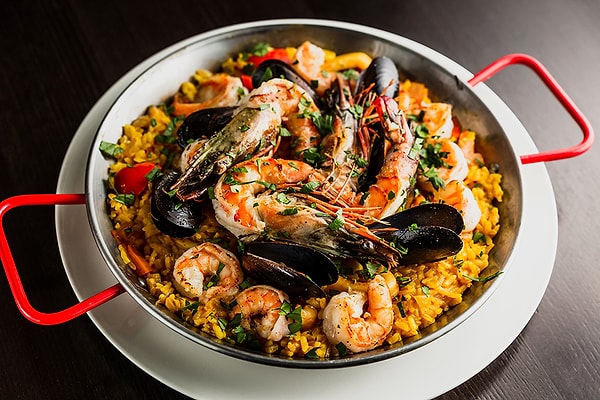 1. "Paella" isimli görseldeki yemek hangi ülkeye aittir?