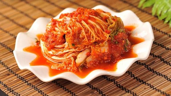 3. "Kimchi" isimli görseldeki yemek hangi ülkeye aittir?