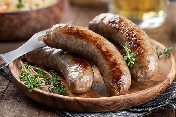 9. "Bratwurst" isimli görseldeki yemek hangi ülkeye aittir?