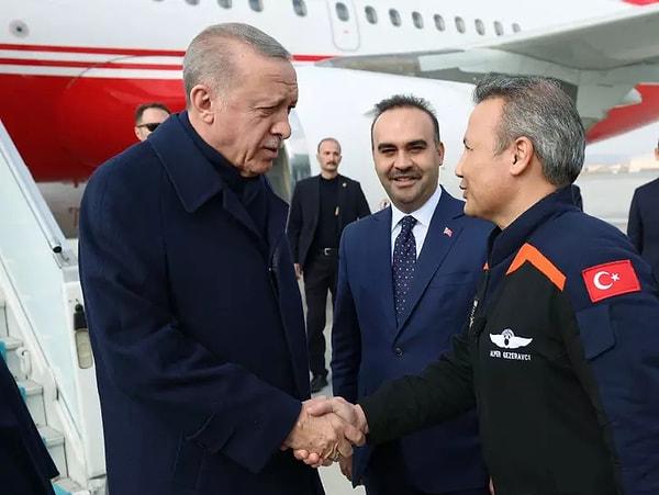 Cumhurbaşkanı Erdoğan, dün yurda dönen Alper Gezeravcı ve ailesini, İstanbul'dan Ankara'ya gelişinde Esenboğa Havalimanı'nda kabul etmişti.