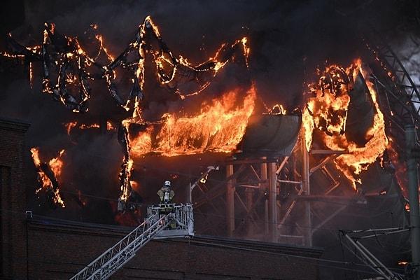 Binanın dışındaki su kaydırağında başlayan yangın, kısa süre tüm binayı sardı. Yangın sırasında art arda patlamalar meydana gelirken, gökyüzüne yükselen siyah duman bulutu kilometrelerce uzaklıktan görüldü.