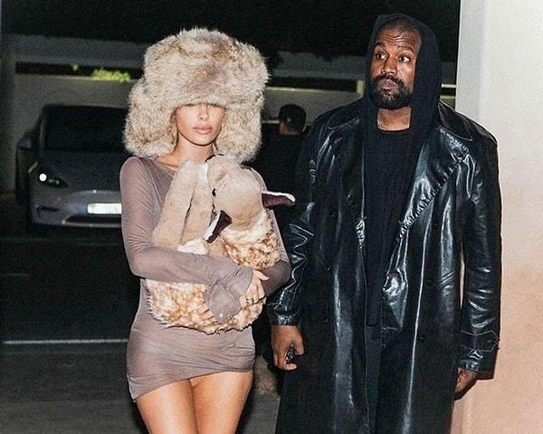 Kanye West'in eşi Bianca'yı riskli ve müstehcen kıyafetler giymeye zorladığı konuşuluyor mesela. Sürekli eşini bu şekilde giydirdiği söylenen Kanye West'e de tepkiler çığ gibi büyüyor.