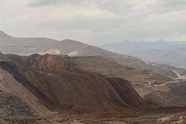 Erzincan'ın İliç ilçesinde bir maden fabrikasında meydana gelen toprak kaymasında 9 işçinin toprak altında kaldığı öğrenildi.