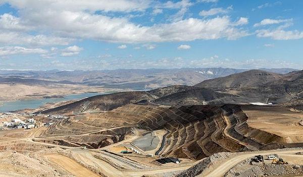 Erzincan'ın İliç ilçesinde bulunan Çöpler Altın Madeni'nde (İliç Anagold Altın Madeni) akşam saatlerinde meydana gelen heyelan sonrası 9 işçiye halen ulaşılamıyor.