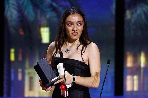 Ekranların sevilen yüzü Merve Dizdar, Kuru Otlar Üstüne filmiyle Cannes Film Festivali'nde En İyi Kadın Oyuncu Ödülü'ne layık görüldü.