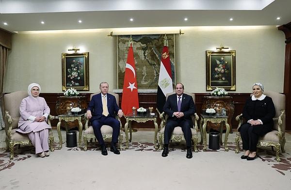 2013 yılındaki darbe sonrası İhvan'ın iktidardan çekilmesiyle Mısır ile olan ilişkiler bozulmuş, Erdoğan, sert ifadelerle hedef aldığı Sisi ile ilgili 'Onunla aynı masaya oturmam' demişti.