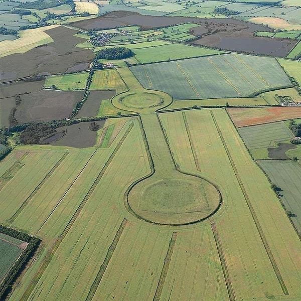 10. İngiltere, Kuzey Yorkshire'daki Thornborough taş yapıt kompleksinin 3 hizalı taş yapıtının havadan görünümü. Bu yapıtların Neolitik ve Tunç çağlarında yapılan ritüel topraklarının parçası oldukları ve M.Ö. 3500 ile 2500 yılları arasına ait oldukları düşünülüyor.