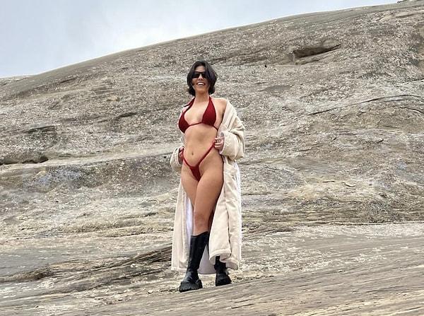 Kardashian şimdi de geçen sene Sevgililer Günü'nde yaptıkları kaçamağı gösteren Instagram fotoğraflarından oluşan bir paylaşım yaptı ve "Bir yıl önce bugün ❤️” yazdı.