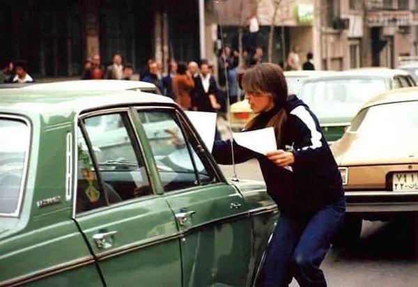 2. Solcu bir kadın Şah karşıtı manifestoyu dağıtıyor. (Tahran, İran, 1979.)