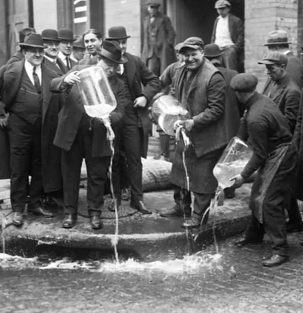 11. Polisler kaçakçılardan el konulan alkolleri imha ederken. (New York, 1922.)