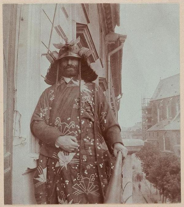 15. Samuray kaskı ve kimono giyen Polonyalı sanat eleştirmeni ve sanat koleksiyoncusu Feliks "Manggha" Jasieński. (Kraków, Polonya, 1903)