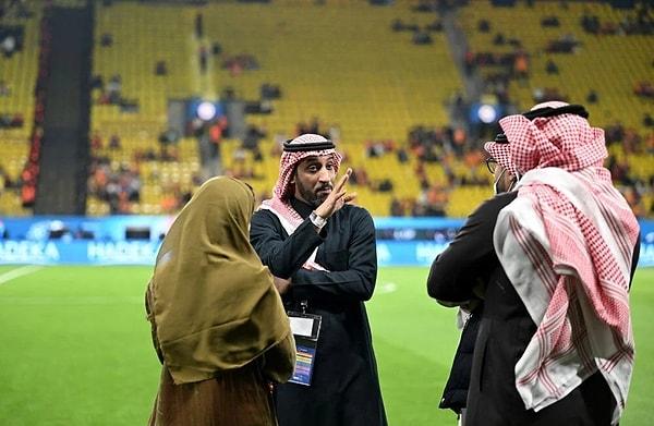 Suudi yetkililerin, futbolculara üzerlerindeki Atatürk tişörtü ile ısınmaya çıkmasına izin vermemesi ortalığı ayağa kaldırdı.