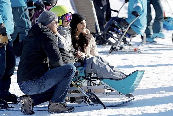 Engelli kayak sporcuları ve rehberleriyle konuşmak üzere karlı dağlara çıkan çift Sevgililer Gününü böyle kutladı.
