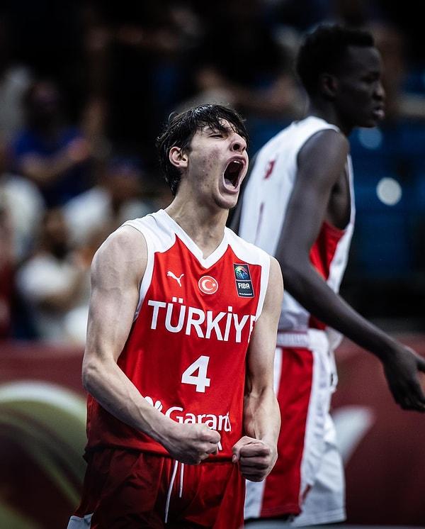 2005 doğumlu Emir Sivas aynı zamanda milli takım alt yaş kategorilerinde forma giyen geleceği parlak bir basketbolcu olarak gösteriliyor.