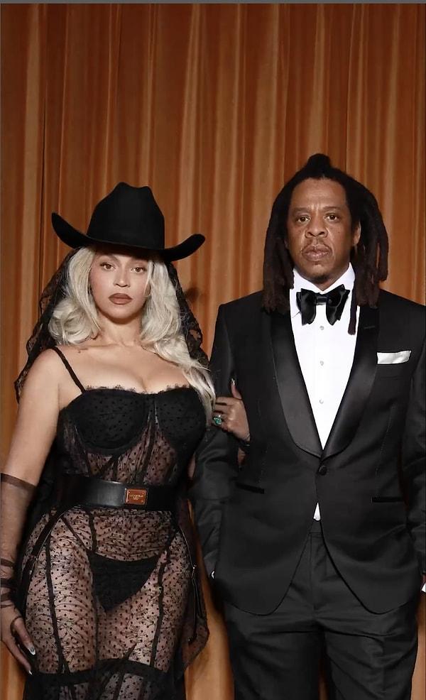 Jay-z ile paylaştığı Sevgililer Günü gönderilerinde bile iddialı dantelli elbisesini kovboy şapkası ile tamamlayan şarkıcı büyük ilgi topladı.