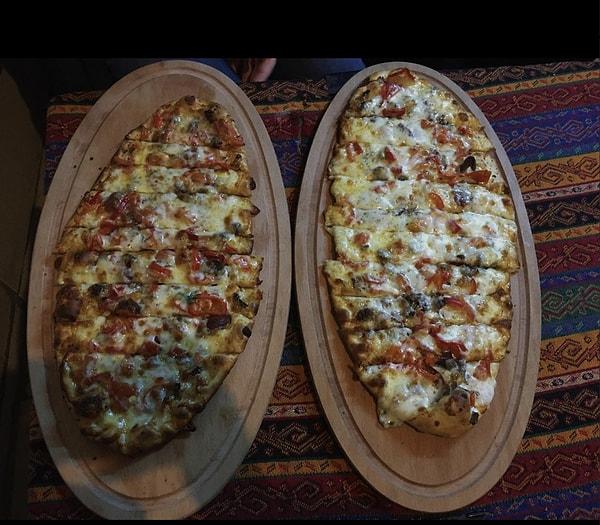 Fırının en çok kıymalısı seviliyormuş ama Ahmet Usta'ya has pizza şeklinde yuvarlak ve çeşit çeşit karışık pideleri de meşhur.