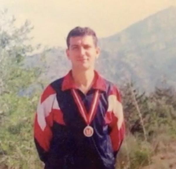 Bu arada Ahmet Usta'ın eski, ödüllü bir atlet olduğu bilgisini de şuraya iliştirelim.