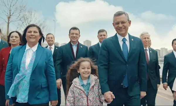 Reklam filmi, CHP’nin TBMM Grup Toplantısı’nda Özgür Özel’in “Biz Türkiye İttifakı’yız. Türkiye’yi kucaklıyoruz. Sizden bunun için destek istiyoruz” açıklaması ile başladı.