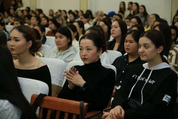 Neden toplandığı bilinmeyen yaklaşık 190 kadın öğrencinin bekaret durumları etkililer tarafından sosyal medyada paylaşıldı.
