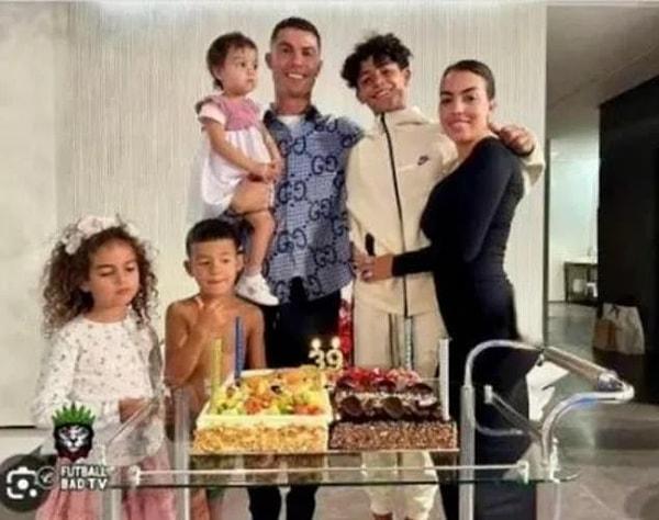 İran'ın en muhafazakar gazetesi olan Hamshahri, Rodriguez'in ailesi ile paylaştığı fotoğrafta dar elbisesi ve kıvrımlı kalçasını fotoşopla keserek yayınladı.