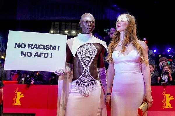Daha sonra, kırmızı halı katılımcıları, aktris Pheline Roggan'ın "Fck AfD" yazılı bir kolye takması ve model Papis Loveday'in "Irkçılığa Hayır! AFD'ye Hayır!" yazılı bir döviz taşıması gibi moda yoluyla protesto etti.